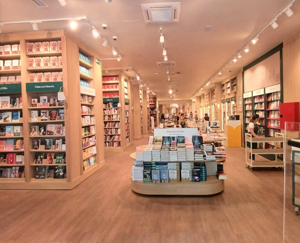 Interior de la librería de Las Palmas de Gran Canaria que estrena ampliación de su local.